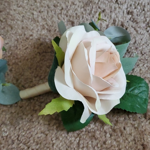 Boutineers and pins - Picture 2 of 2